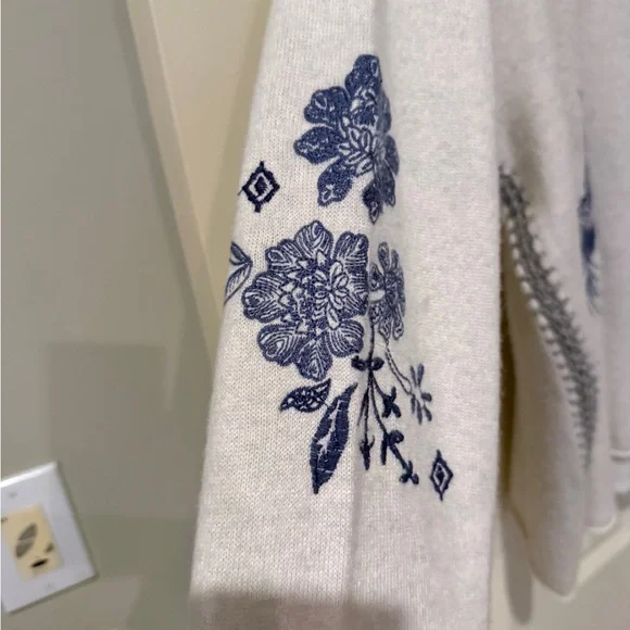 Johnny Was Cream V-Neck Whipstitch Cashmere Sweater with Blue and Red Embroidery - Picture 7 of 9